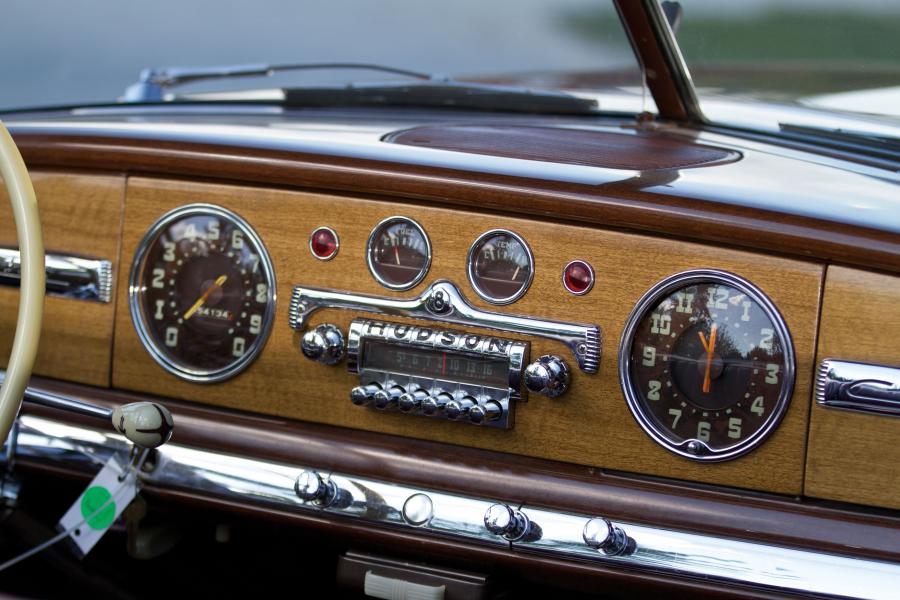 Панель приборов Hudson Commodore Eight Custom Convertible Brougham 1949 года  (фото 8 из 24)